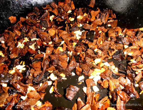 Туда же высыпаем грибочки и,помешивая,подержим немного на огне,чтобы каждый грибной кусочек пропитался чесночком!