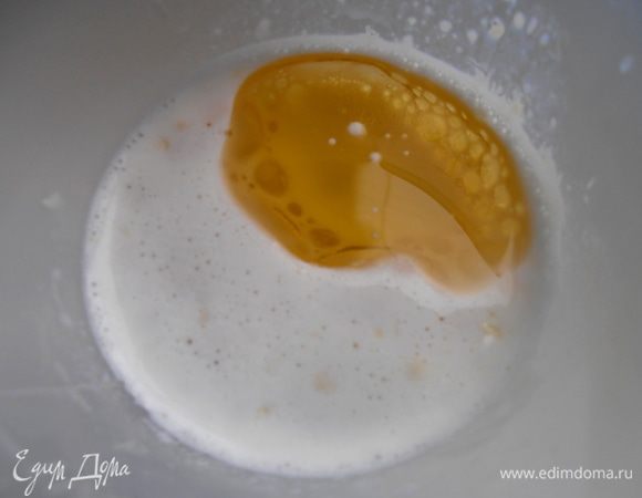 Готовим основу-заливку. В тёплое молоко вливаем оливковое масло.