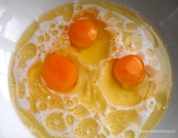 Выливаем молочную смесь в блюдо и вбиваем туда яйца.