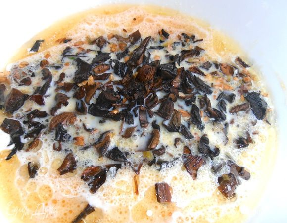 Выкладываем в яичную смесь грибы.