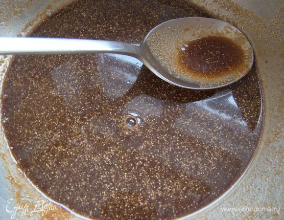 Сначала сделаем соус. Смешать соевый соус, уксус, масло, сахар, имбирь, соль, муку - хорошо перемешиваем