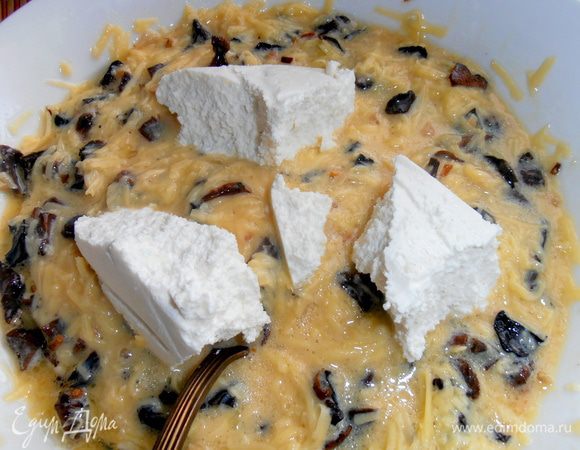 Признаюсь, в рецепте было 200 г сыра, но у меня оказалось пол пачки сухого творога, который отлично подойдёт в пирог, а сыра возьмём поменьше!