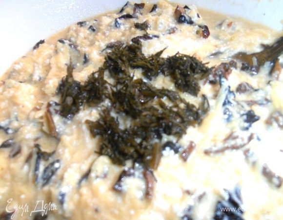 Измельчаем и отправляем укроп в общую массу.