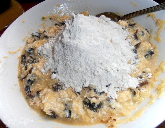 Муку смешиваем с ложечкой без горки разрыхлителя (или половиной ложечки соды) и высыпаем и замешиваем.Пробуем на соль.Так как укроп солёный,мне хватило добавить ещё кофейную ложечку соли. 