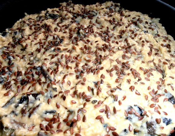 Выкладываем тесто в тефлоновую форму,разравниваем верх и посыпаем любыми семечками. Однажды я пекла хлеб и посыпала льняным семенем верх (и внутрь тоже!) и семечки аппетитно зажарились, поэтому и данный пирожок решила посыпать льном!