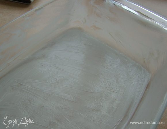 Во избежание неприятных последствий, форму смажьте маслом