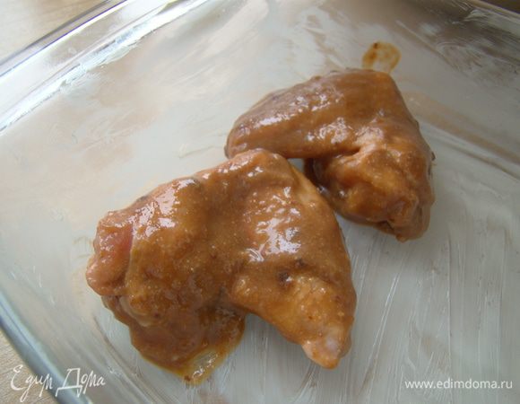 Окунайте крылышки в соус и выкладывайте в форму для запекания
