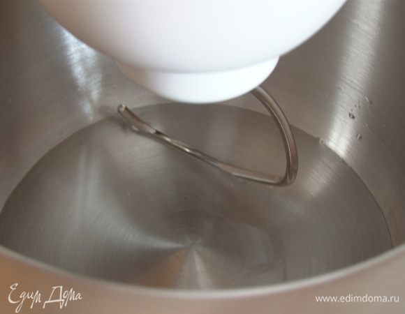 Начинаем с теста. 150 мл. кипятка + 150 мл. холодной воды + соль, сахар