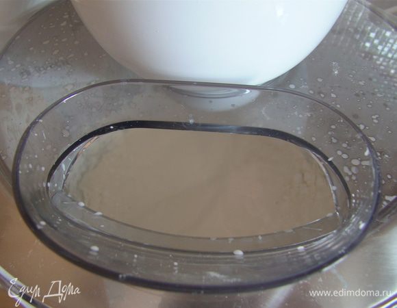 Добавим в воду 3-4 ложки муки с горкой, надо добиться консистенции не слишком густой сметаны