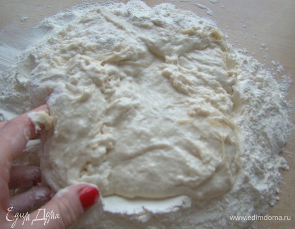 Вываливаем тесто на рабочую поверхность в муку (пару стаканов), начинаем "подбирать" тесто со всех сторон, замешиваем тесто. Оно не должно липнуть, но и нельзя его доводить до состояния "крутого"