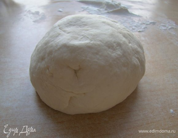 Вот такой у меня колобок получился, весом 490 гр. Тесто замешивается очень быстро. Не жалейте и не церемоньтесь  - хорошенько мните и бейте его об стол)) 