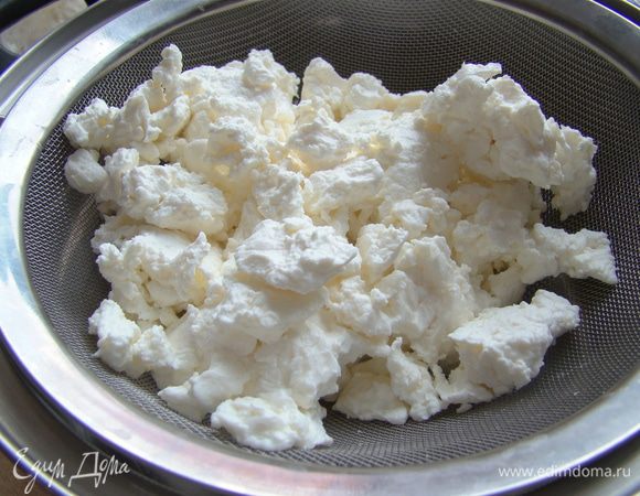 Тесто накройте, чтобы не заветривалось. Приступим к начинке. Творог лучше протереть через сито, но можно и пропустить этот шаг