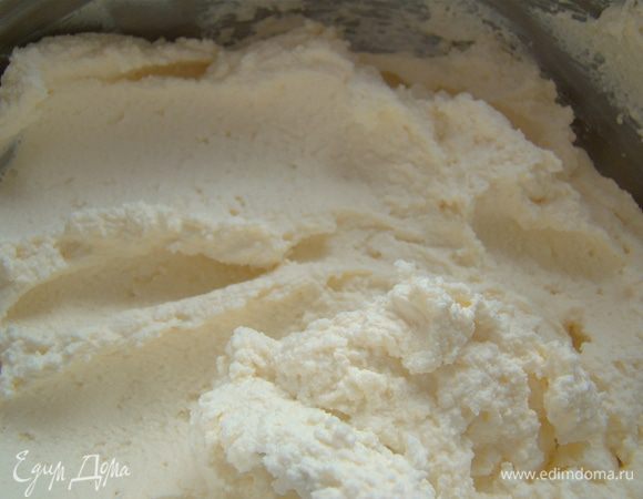 Добавим сахар, щепотку соли и желтки - хорошо разотрем массу