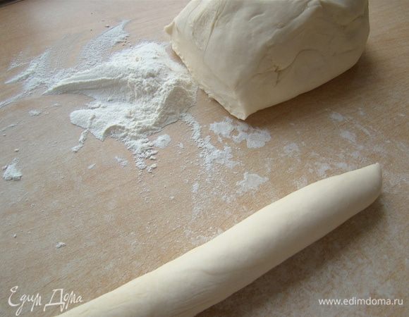 От теста отрезать небольшую порцию, скатать в жгут