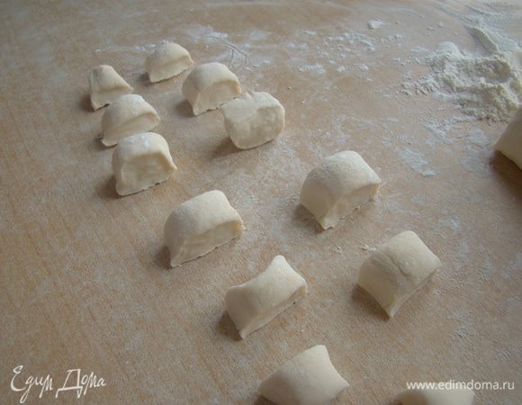 Порезать его на кусочки около 2х см в длину