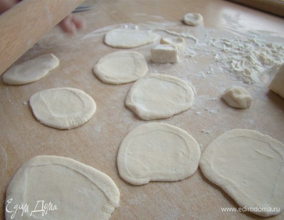 Каждый кусочек окунуть в муку со стороны среза, придавить. Раскатываем лепешечки...