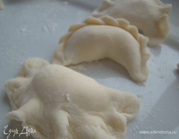 Мама у меня оформляет вареники красивым "жгутиком"...