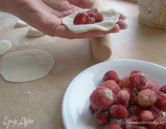 Немного начинки не хватило, пришлось достать из морозилки домашнюю землянику + сахар