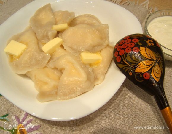 Варить в кипящей, подсоленной воде до тех пор, пока вареники не всплывут. Подавать с маслом и сметаной, слегка притрусив сахаром. Приятного аппетита!