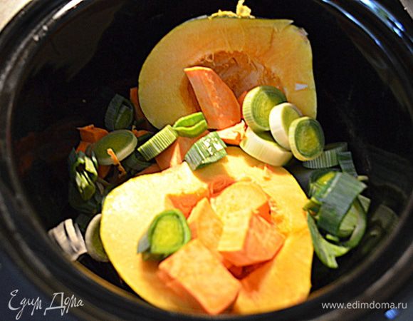 Положить акорн тыкву, лук порей и сладкий картофель в слоукукер.