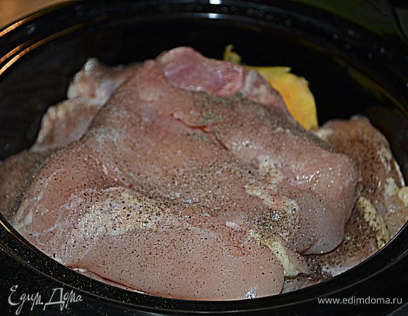 Посолить куриные грудки и поперчить и выложить поверх овощей.