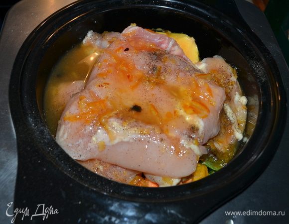 В небольшой емкости смешаем апельсиновый джем,куриный бульон и апельсиновый сок, хойсин соус, кленовый сироп. Выльем поверх куриных грудок. Закроем крышкой и поставим на медленный 6 часов или быстрый режим - 3 часа.