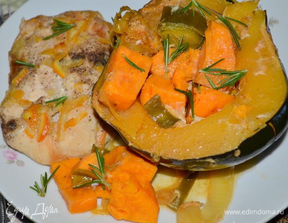 Готовое блюдо подаем с овощами и куриной грудкой. Поверх выложим по желанию петрушку и розмарин.