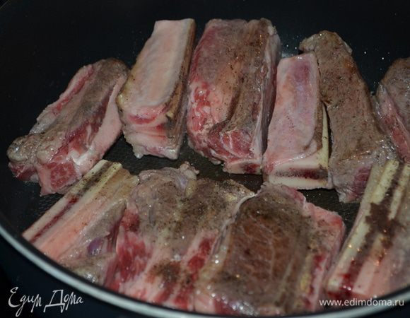 Приготовим говяжьи ребрышки, разогреем духовку на 160 гр. В кастрюле с тяжелым дном или сковороде разогреть олив. и растит. масло. Ребрышки обжарить с двух сторон. Снять с огня и выложить на блюдо.