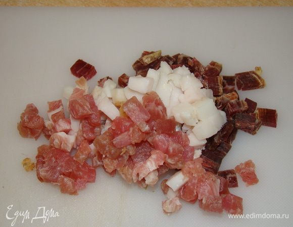 У меня в холодильнике оказался кусочек подсохшей панчетты и свежее сало. Нарежьте маленькими кубиками