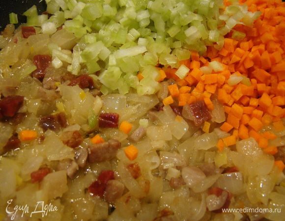 Добавляем морковь, сельдерей, обжариваем (помните, что мы добиваемся мягкости всех составляющих, а не их зажаривания до хруста)