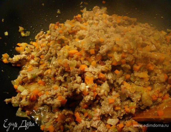Добавляем фарш, хорошо перемешиваем и растираем лопаткой, чтобы не получились котлетки ; ) Готовим до состояния "рассыпчатости" 