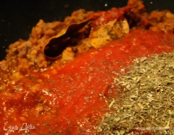 ...томаты + соль и перец по вкусу + лавровый лист и остальные специи