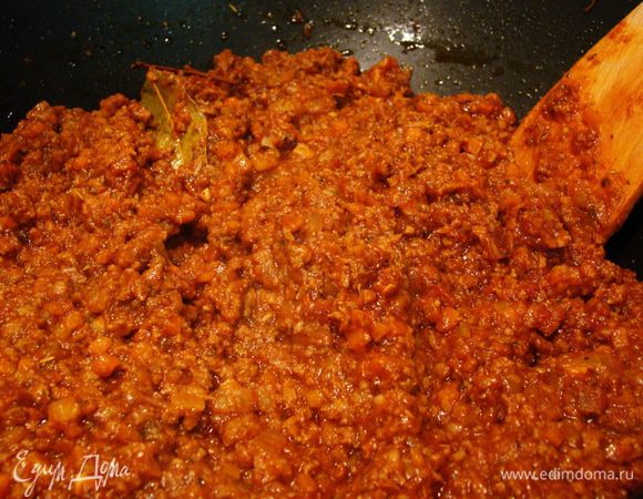 Варить соус на слабом огне 1 час, накрыть крышкой. Перед подачей удалить лавр.лист и посыпать нарубленной петрушкой. Приятного аппетита!