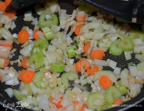 Добавить в эту же кастрюлю чеснок и обжаривать до запаха.Затем добавим лук,сельдерей,морковь и тмин,лавровый лист и обжариваем 10-15 мин.