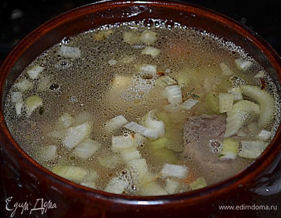 Вернем ребрышки назад в кастрюлю, нальем бульон. Закроем крышкой и поставим в духовку на 2 1/2-3 часа.