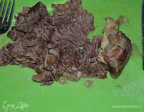 После времени достанем ребрышки из бульона,уберем кости и мясо порежем на кусочки.