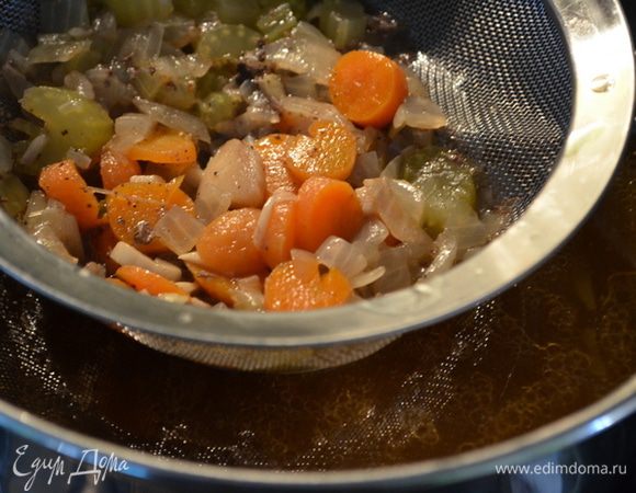 Процедим бульон, убрав все овощи с него. Отставим в сторону.