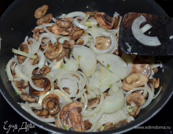 Теперь приготовим суп: 1 стол.л. слив. масло растопим и выложим шампиньоны. Обжариваем до мягкости грибов.
Добавим вторую ложку слив. масло, лук и обжариваем, помешивая примерно 10-15 мин. до карамелизации лука.