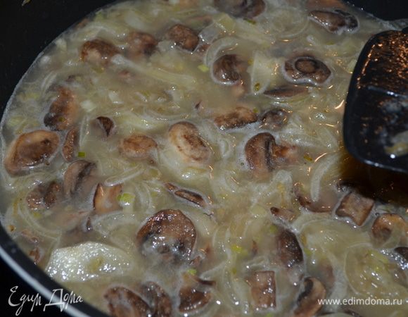 Затем сверху лук обсыпаем мукой. И обжариваем еще 1 мин. Добавим пиво. И готовим примерно пока пиво не убавится наполовину. Затем добавим отставленный бульон и порезанное мясо. Закроем крышкой и готовим еще 45 мин.