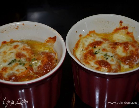 Готовый суп разольем по горшочкам или суповницам 6-8 порций. Выложим поверх наши булочки, посыплем пармезаном и выложим по пластинке сыра Проволоне. Поставим обратно в духовку в режим бройл на 4-5 мин. или просто в духовку на 200 гр.