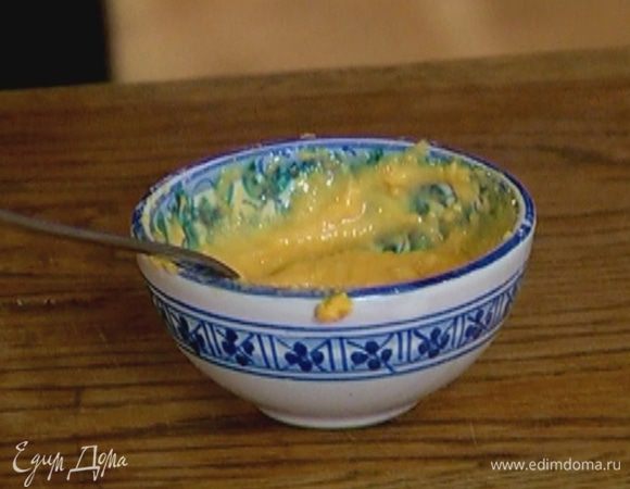 Желток растереть с мукой и щепоткой соли, добавить немного горячего молока со сливками и перемешать.