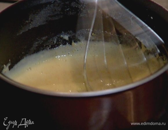 Влить желтковую массу в кастрюлю с молоком и, непрерывно помешивая, прогревать соус на медленном огне, пока он не загустеет.