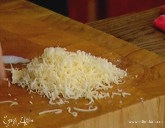 Сыр натереть на мелкой терке, добавить в соус и все вымешать.
