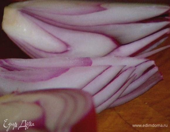 Луковицу почистить и разрезать на небольшие дольки.