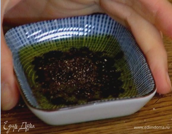 Приготовить заправку: 1 ст. ложку оливкового масла соединить с бальзамическим уксусом, посолить, поперчить и перемешать.