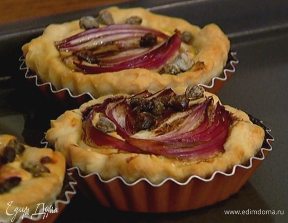 Полить бальзамической заправкой тарталетки и отправить их в разогретую духовку на 15–20 минут. 