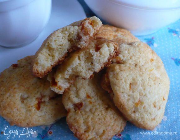 Масло взбить с сахаром, ванилином и разрыхлителем. Взбивая миксером добавить яйцо. 