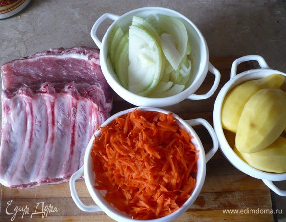 Мясо моем и обсушиваем. Овощи моем и чистим. 