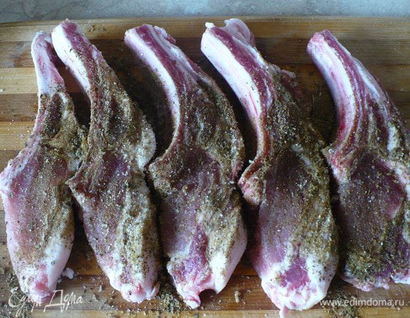 Мясо порезать порционно и смазать солью и хмели-сунели. 