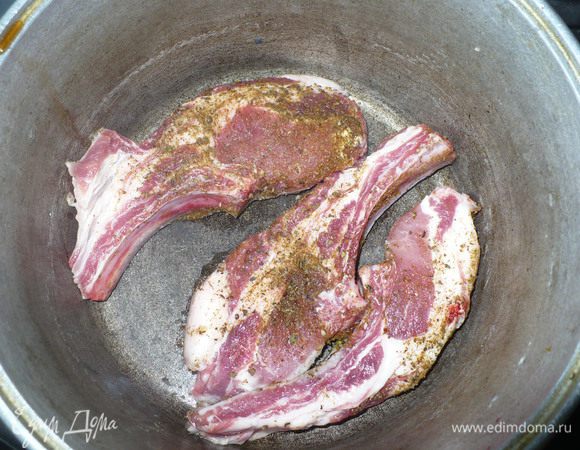 Казан очень хорошо разогреть и обжарить мясо на сильном огне до корочки. Масло не добавляла, т.к жира с мяса и так хватило. 